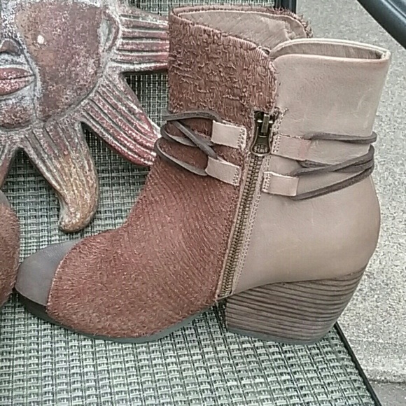 OTBT leather peep toe bootie NEW - Picture 4 of 8